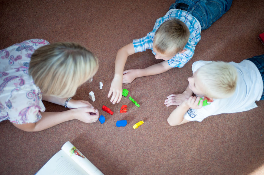 Kinder beim spielerischen Lernen